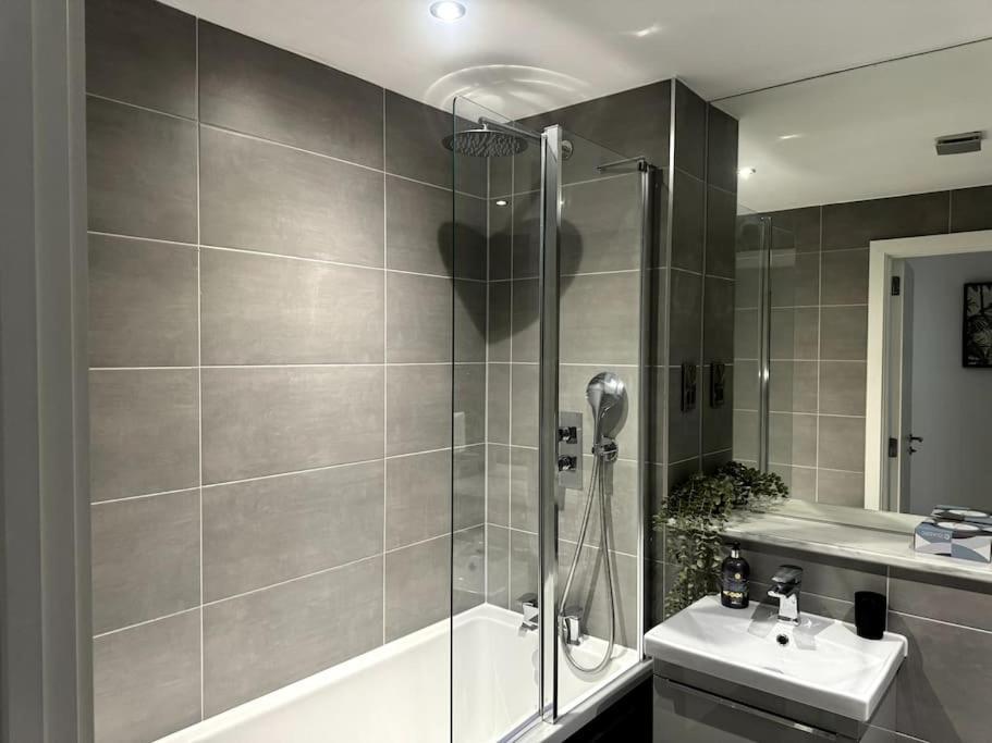 Luxury Oaks Suite, Free Private Parking, 2 Bed 2 Bathroom Apartment, Central Solihull Birmingham Esterno foto