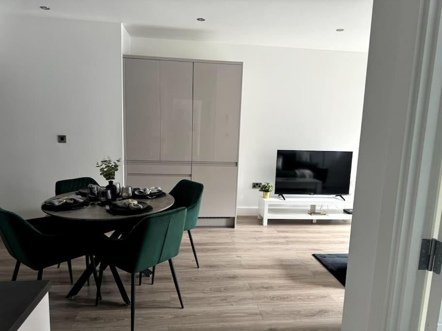 Luxury Oaks Suite, Free Private Parking, 2 Bed 2 Bathroom Apartment, Central Solihull Birmingham Esterno foto