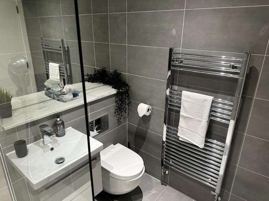 Luxury Oaks Suite, Free Private Parking, 2 Bed 2 Bathroom Apartment, Central Solihull Birmingham Esterno foto