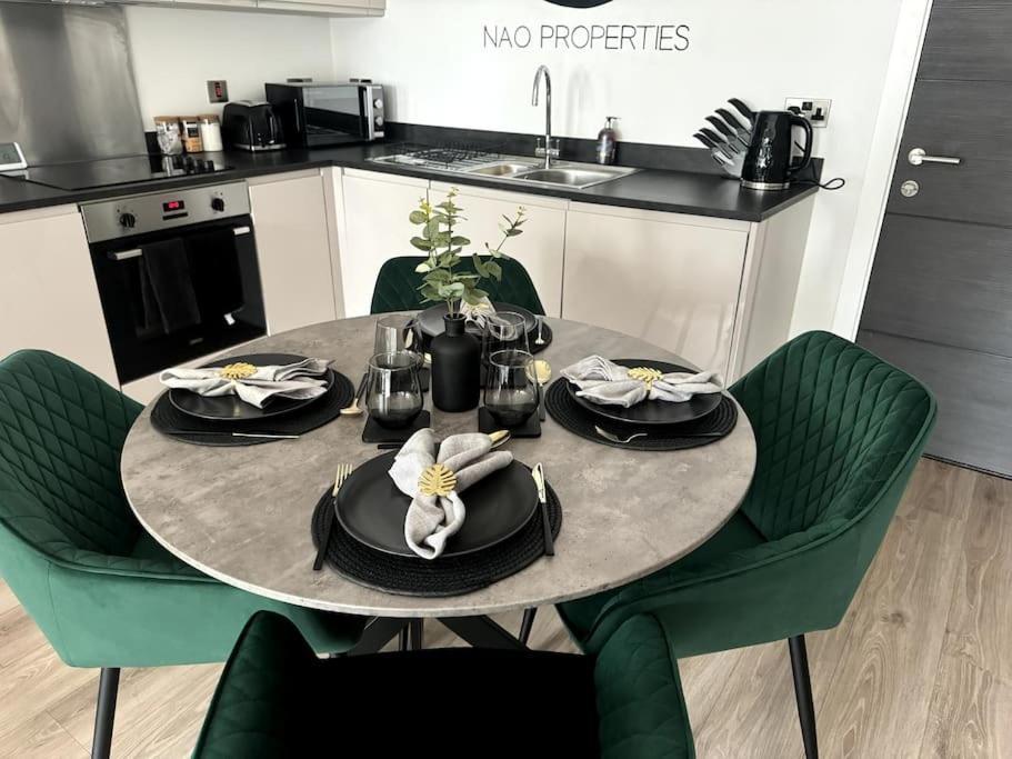 Luxury Oaks Suite, Free Private Parking, 2 Bed 2 Bathroom Apartment, Central Solihull Birmingham Esterno foto