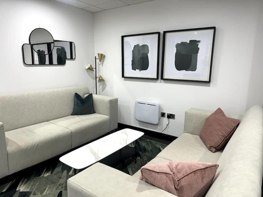 Luxury Oaks Suite, Free Private Parking, 2 Bed 2 Bathroom Apartment, Central Solihull Birmingham Esterno foto